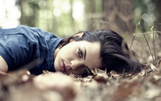 Woman lying woods blurry bokeh - perfect eye free wallpaper for desktop