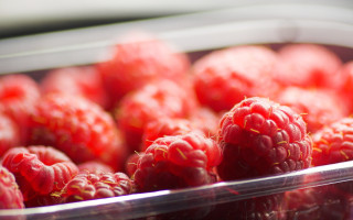 Raspberries plastic container table white - a table top next free wallpaper
