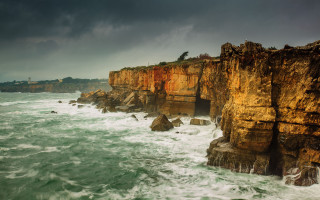 Rocky cliff lighthouse stormy water - a rocky cliff free wallpaper
