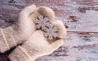 Gloves snowflake wooden surface snowflakes - a snowflake free wallpaper