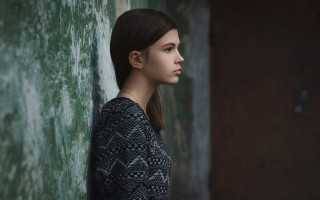 Woman leaning wall profile beach - a woman leaning against a wall free wallpaper