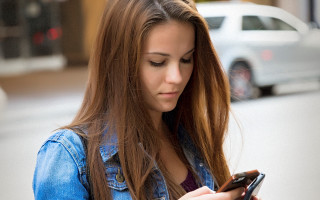 Blonde woman street phone blurry - the street in front free wallpaper for desktop