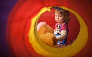 Little girl teddy bear bouncy - a teddy bear free wallpaper