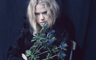 Woman flowers knife black background - a black curtain free wallpaper