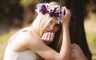 Woman flower crown grass sitting - a flower crown free wallpaper