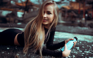 Blonde woman water bottle cosplay - a bottle of water free wallpaper