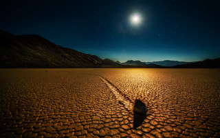 Lone rock desert night moon - a distant mountain range in the distance free wallpaper