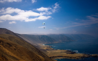 Kites mountain ocean water sky - cinematic photography free wallpaper for desktop