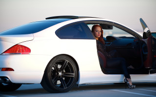 Woman car door open rim - rim light free wallpaper