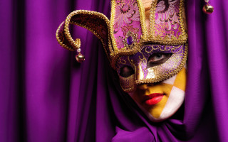 Woman purple mask drapes gold - a gold free wallpaper