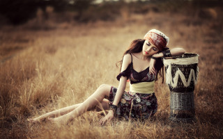 Woman field drum hat dress - her hand and a hat free wallpaper