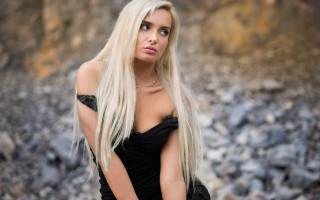 Blonde woman black dress rocky - free bikini wallpaper