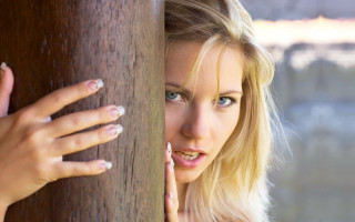 Woman ring hand wall looking - a ring free wallpaper