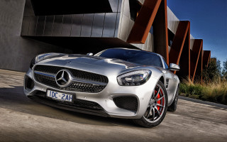 Silver mercedes sports car building - a red roof free wallpaper