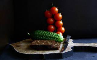 Bread pickle tomatoes cuttingboard knife - a cutting board next free wallpaper