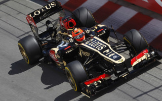 Racing man gold helmet digital - a man driving free wallpaper