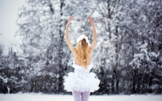 Woman snow dress fireworks forest - elizabeth polunin free wallpaper