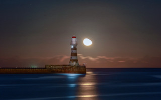 Lighthouse fullmoon water darksky ocean - a dark sky free wallpaper