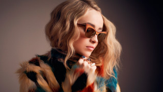 Woman sunglasses colorful coat rings - her finger and a ring free wallpaper