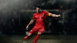 Man red uniform kicking soccer 2 - foto realistic free wallpaper