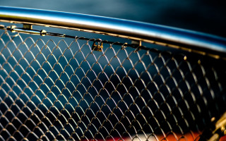 Metal fence red blue macro 2 - deep depth of field free wallpaper