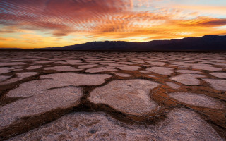 Desert landscape sunset mountains clouds - a desert landscape free wallpaper for desktop