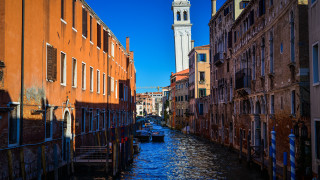 Narrow canal church steeple boat - a row of buildings free wallpaper