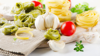 Pasta variety tablecloth garlic tomato - tomato free wallpaper