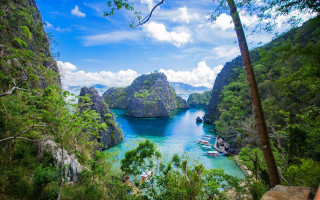 Bay trees rocks boats clouds - a blue sky free wallpaper for desktop