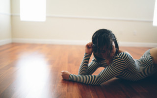 Woman sitting floor head hands - canon 5 0 mm free wallpaper for desktop