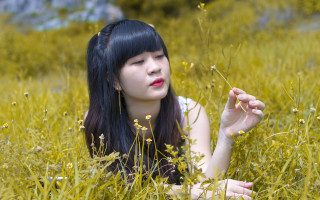 Woman field blurry flower grass - du qiong free wallpaper