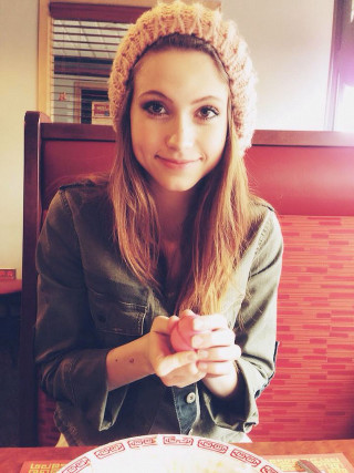 Woman sitting table plate food 4 - the table free wallpaper for mobile