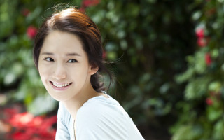 Smiling woman christmas bokeh photorealistic - short smile free wallpaper