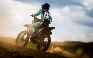 Dirt bike rider sunny sky - dave allsop free wallpaper