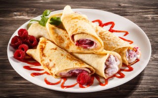 Crepes raspberries sauce wooden table - camille bombois free wallpaper