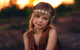 Little girl sunset portrait blurry - a headband free wallpaper