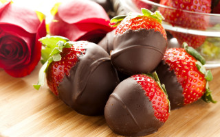 Chocolate strawberries roses flowers still - strawberry free wallpaper for desktop