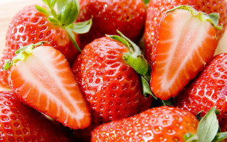 Strawberries closeup water drops green - strawberry free wallpaper for desktop