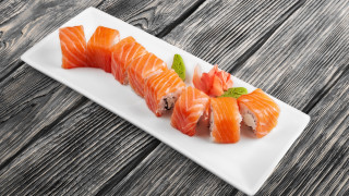 Sushi plate wooden table knife - a plate of sushi free wallpaper