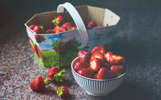 Strawberries bowl bag table neoplasticism - eden box free wallpaper