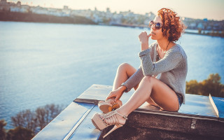 Woman sitting ledge water sunglasses - a ledge next free wallpaper