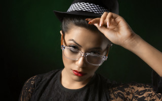 Woman glasses hat checkered blackshirt - glass and a hat free wallpaper