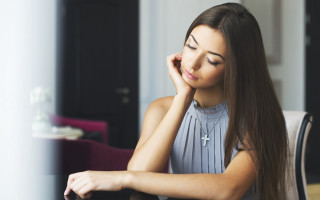 Woman sitting blurry background red - a woman sitting free wallpaper