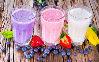 Smoothie glasses banana blueberries wooden - blueberry free wallpaper for desktop