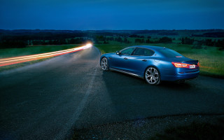 Blue car night road light - a blue car free wallpaper for desktop