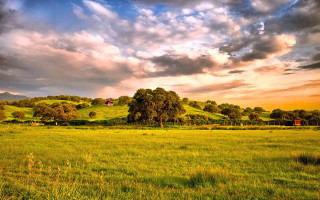Field house cloudy sky dusk - a house in the distance free wallpaper