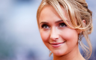 Blonde woman diamond earrings smiling - a smile free wallpaper for desktop