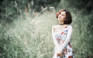 Woman field blurry nature portrait - fei danxu free wallpaper