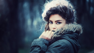 Woman fur collar forest portrait - elsa bleda free wallpaper