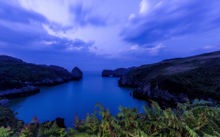 Lake green trees blue sky - a few rock free wallpaper